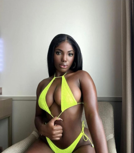 Junge sexy Latina mit natürlichen großen Titten.